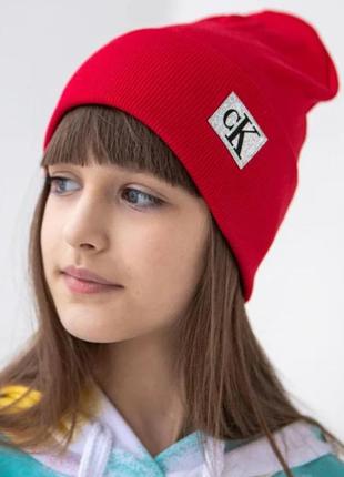 Червона трикотажна шапка з відворотом дівчинці1 фото