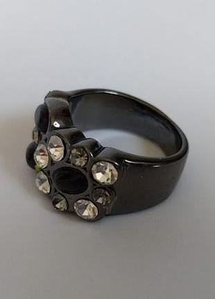 Кольцо с камушками. бижутерия.