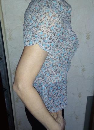 Женская блузка из шифона с мелким принтом голубого цвета. классический офисный стиль. р.с