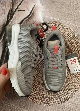 Кроссовки на девочку