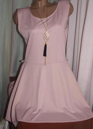 Пудровое ніжне плаття (л виміри) є петлі для паска, чудово виглядає