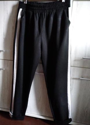 Легендарные эластичные чёрные брюки джоггеры с белыми лампасами zara.3 фото
