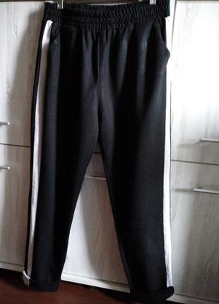 Легендарные эластичные чёрные брюки джоггеры с белыми лампасами zara.4 фото