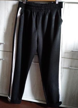 Легендарные эластичные чёрные брюки джоггеры с белыми лампасами zara.5 фото