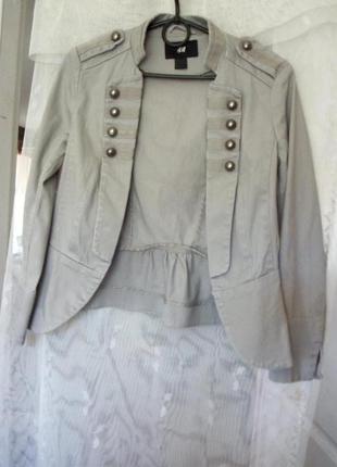Оригінальний світло-сірий жакет - піджак з баскою, "під гусара".2 фото