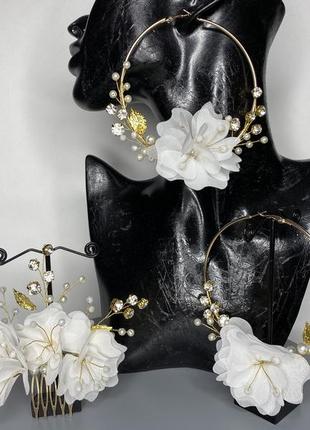 Розкішний набір прикрас сережки-кільця і гребінець з шифоновими квітами1 фото