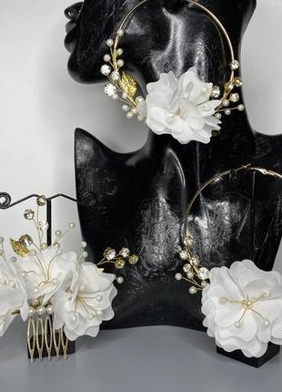 Розкішний набір прикрас сережки-кільця і гребінець з шифоновими квітами2 фото