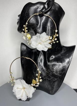 Розкішний набір прикрас сережки-кільця і гребінець з шифоновими квітами5 фото