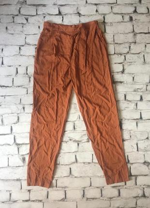 Карамельные брюки с правильными защипами штаны летние струящиеся