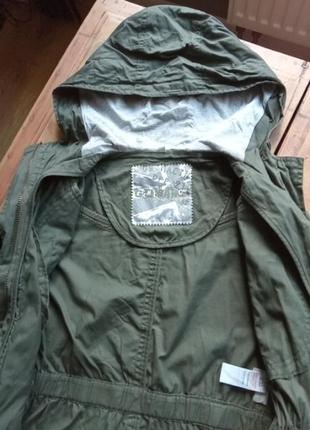 Лёгкая удлененная куртка ветровка цвета хаки3 фото