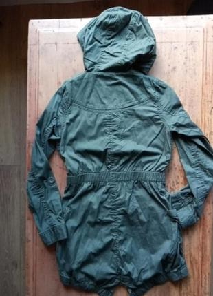 Лёгкая удлененная куртка ветровка цвета хаки2 фото