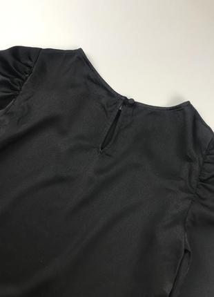 Базова сатинова блуза з об‘ємом у верхній частині рукава4 фото