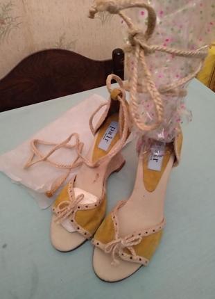 Вінтажні босоніжки pair