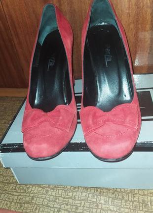 Яскраві червоні туфлі на каблуку