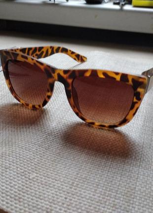 Очки солнцезащитные в леопардовой оправе1 фото
