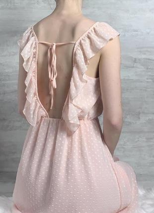 Нежное платье с красивой спинкой с рюшами и воланами1 фото