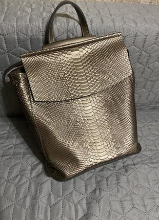Кожаный рюкзак золотистый с тиснением под кожу рептилии1 фото
