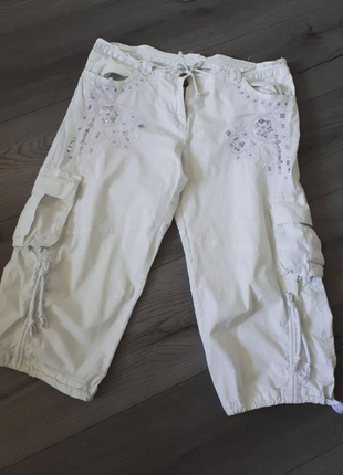 Летние белые удлинённые шорты бриджи с вышивкой1 фото