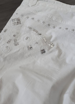 Летние белые удлинённые шорты бриджи с вышивкой4 фото