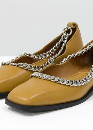 Дизайнерские туфли с квадратным носком из натуральной кожи табачного цвета ,с цепочкой3 фото