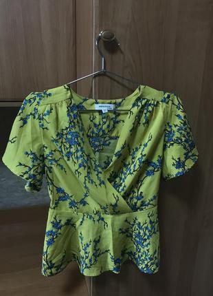 Блуза с декольте и коротким рукавом1 фото