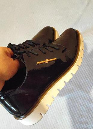 Темные кожаные туфли