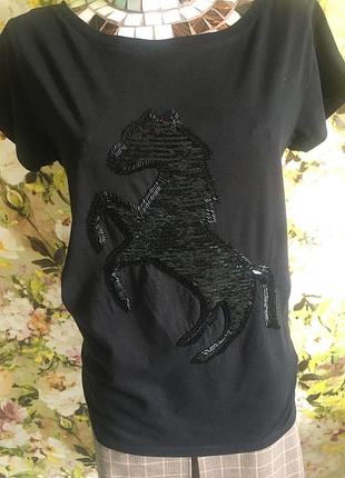 Футболка с аппликацией
