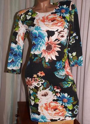 Гарне плаття (s виміри) з квітковим візерунком, чудово виглядає