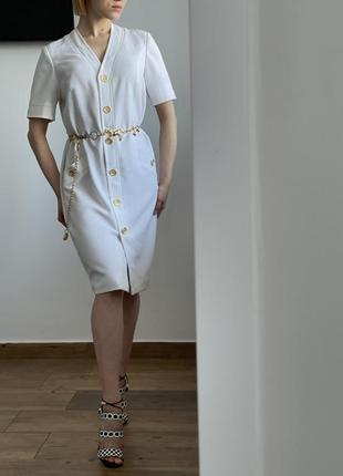 Белое летнее платье с золотыми пуговицами6 фото