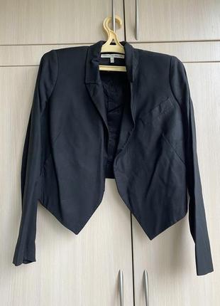 Короткий чорний піджак