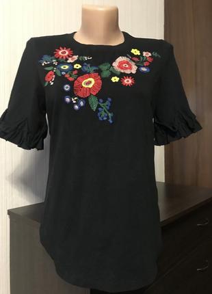 Чорна футболка з вишивкою квітів вишиванка українка