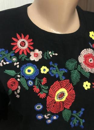 Чорна футболка з вишивкою квітів вишиванка українка2 фото