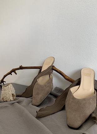 Бежеві замшеві шкіряні мюлі із зав'язками la perla made in italy оригінал