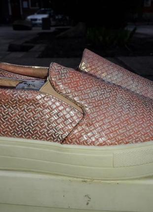 Мокасіни в наявності на платформі, ніжного кольору мерехтливої