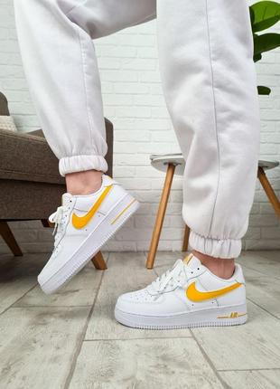 Женские кроссовки nike air force 1 white/yeelow