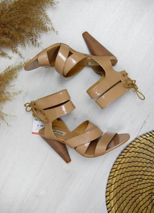 Бежеві босоніжки базові на ремінцях круглий каблук