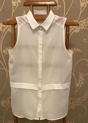 Очень красивая и стильная брендовая блузка белого цвета.