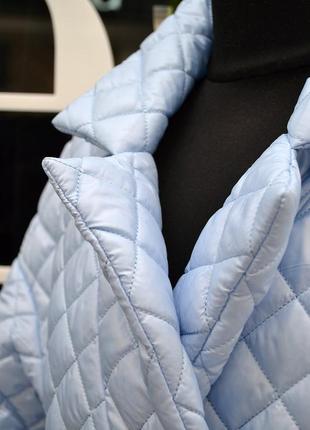Необыкновенно красивое стеганое пальто голубого цвета3 фото