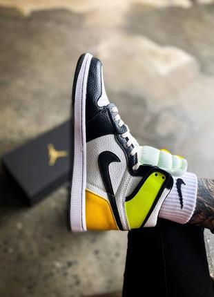 Жіночі кросівки nike air jordan 1 high og "volt gold"2 фото