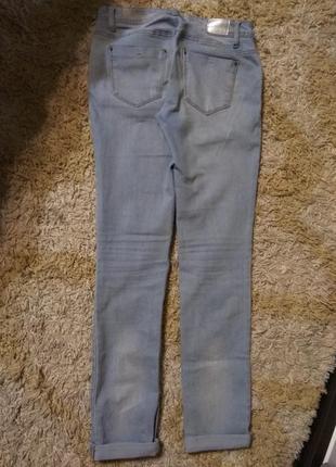 Голубые джинсы, узкие.4 фото