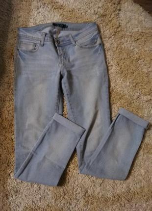 Голубые джинсы, узкие.6 фото