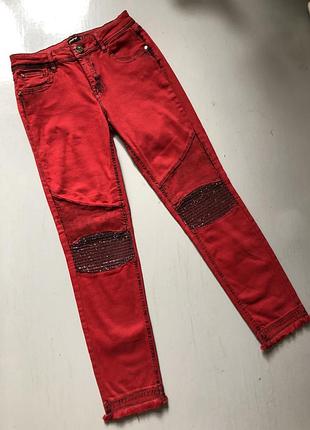 Красные джинсы с посадкой на талии.doshe