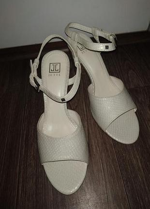 Кожаные босоножки