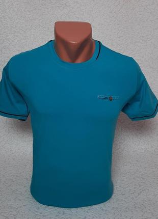 Блакитна чоловіча футболка виконана з легкої тканини