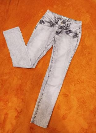 Стильные светлые женские зауженные джинсы2 фото