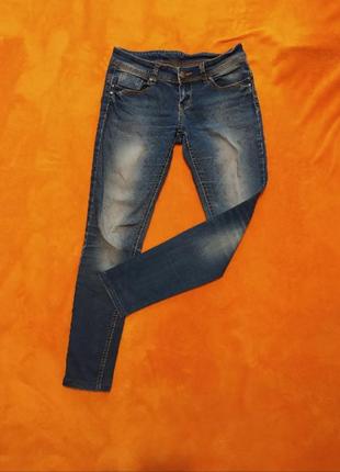 Актуальные зауженные женские джинсы с эффектом пуш ап сзади1 фото