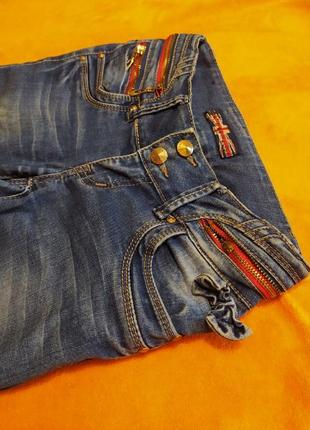 Стильные женские зауженные джинсы синего цвета с фабричными потертостями5 фото