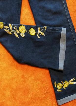 Оригінальні жіночі розкльошені джинси з вишивкою і високою посадкою3 фото
