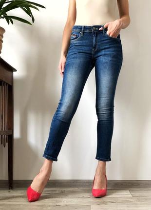 Укороченные джинсы tommy hilfiger 1+1=33 фото