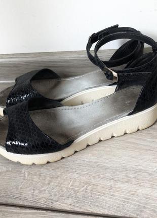 Босоножки кожаные